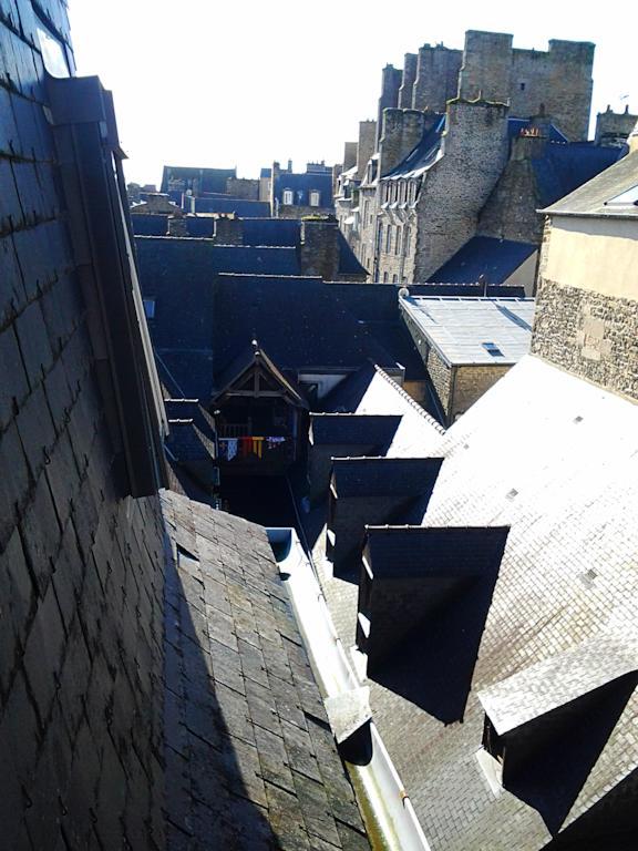Hotel De La Tour De L'Horloge Dinan Exterior foto
