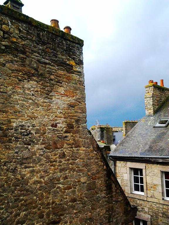 Hotel De La Tour De L'Horloge Dinan Exterior foto